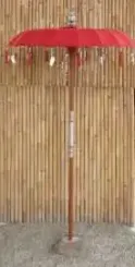 Bali-Schirm, chinesisch rot mit Metallmünzen und silbernen Herzen am Rand, ø 130 cm und 250cm Höhe 